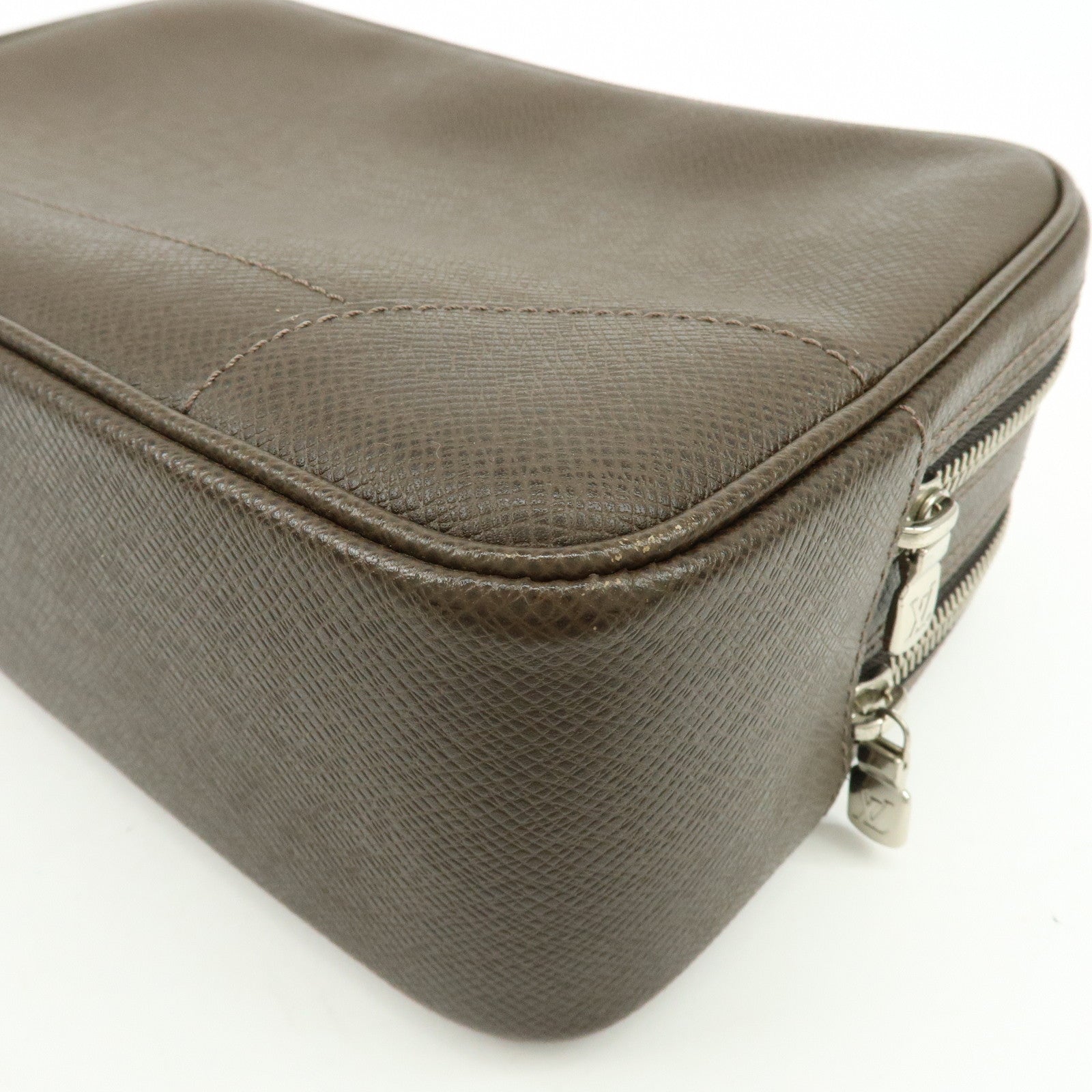 Louis Vuitton Taiga Neo Pavel Clultch Bag Grizzly M31148