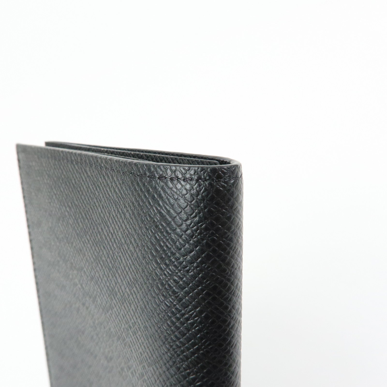 Louis Vuitton Taiga Leather Couverture Passeport NM Ardoise M64596