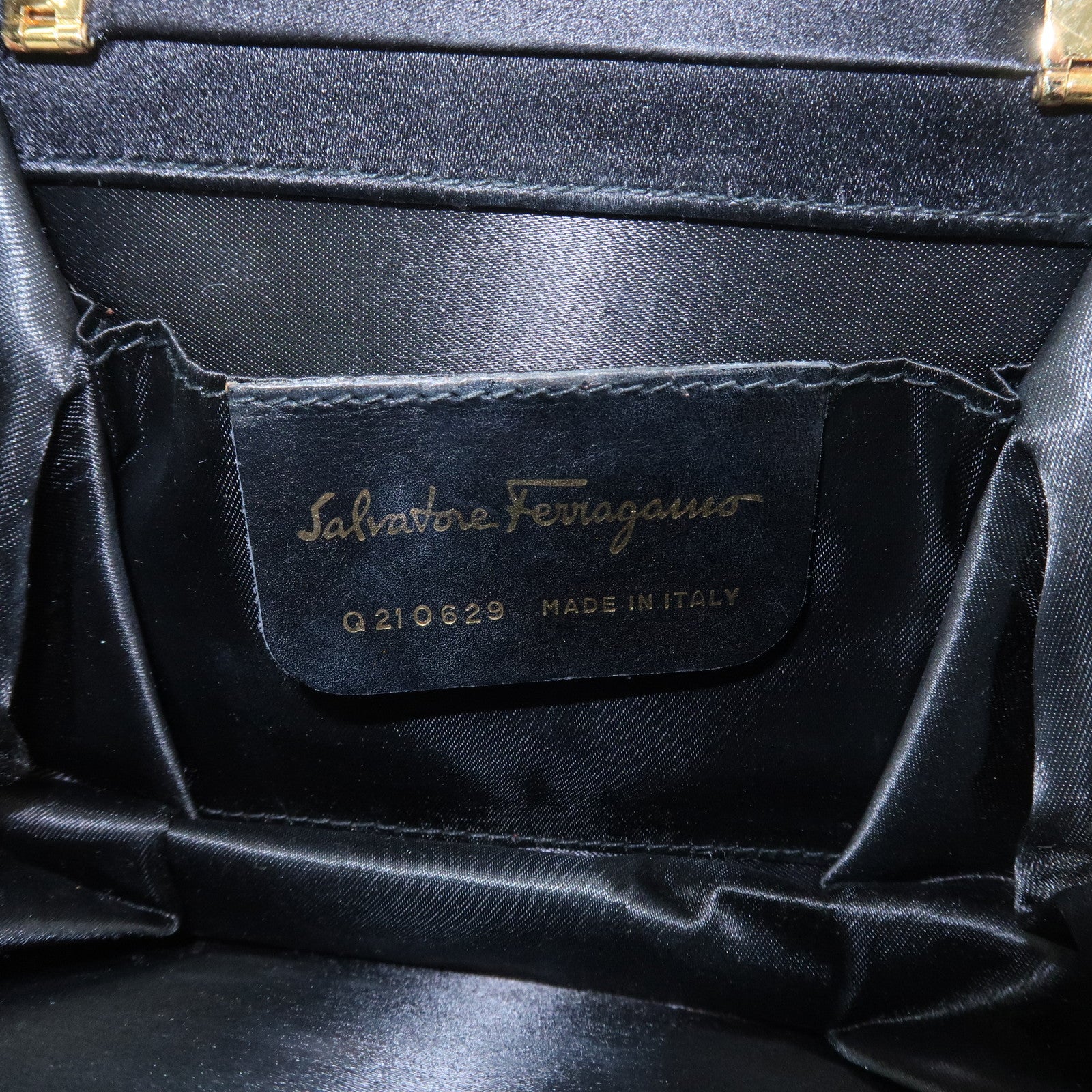 Ferragamo Boots Motif Kiss Lock Hand Bag Black