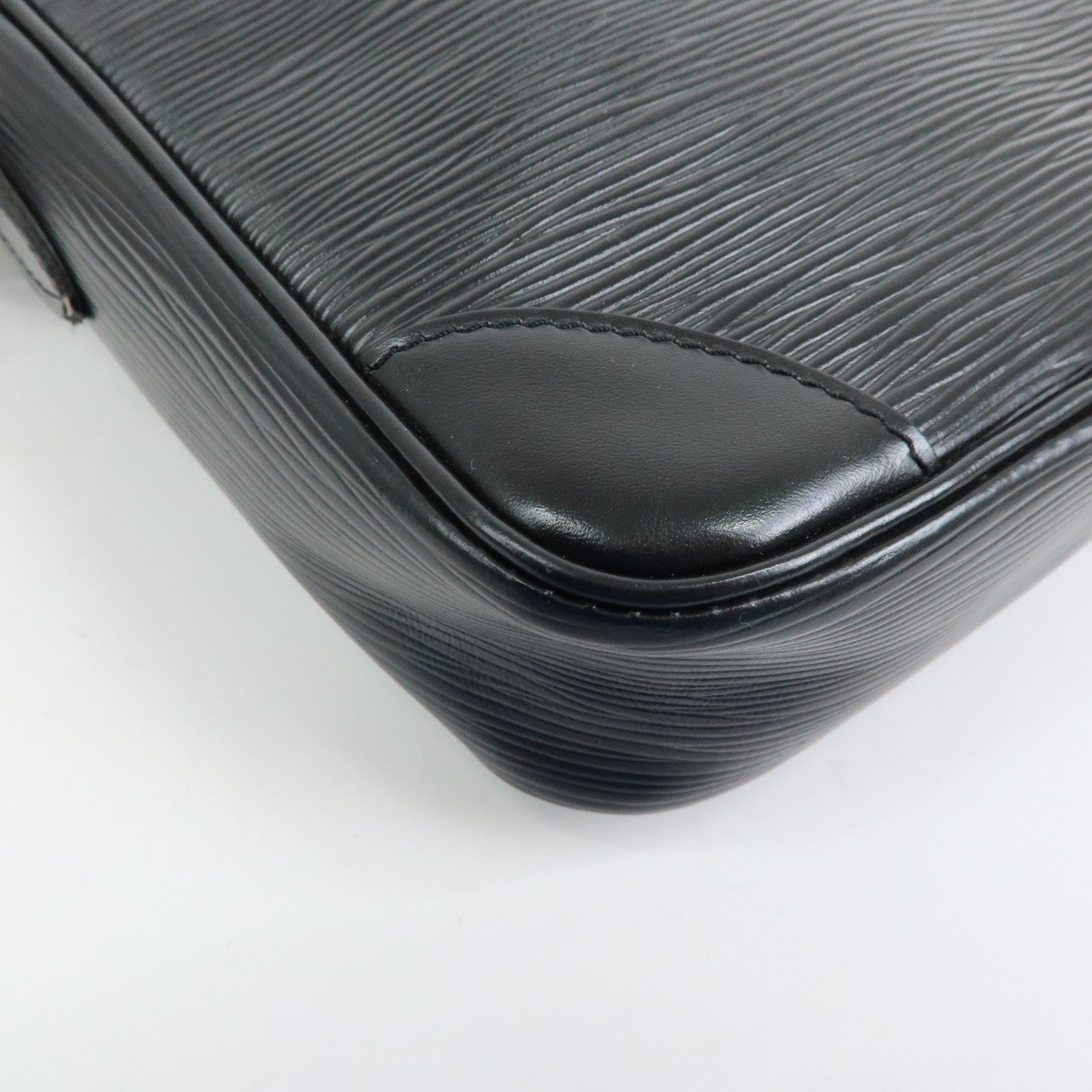 Louis Vuitton Epi Danube Shoulder Bag Crossbody Bag Noir M45632