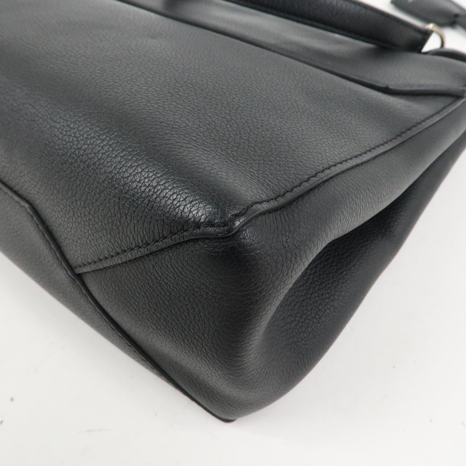 Louis Vuitton Lock Me Leather Cartable Hand Bag Noir Black M50250