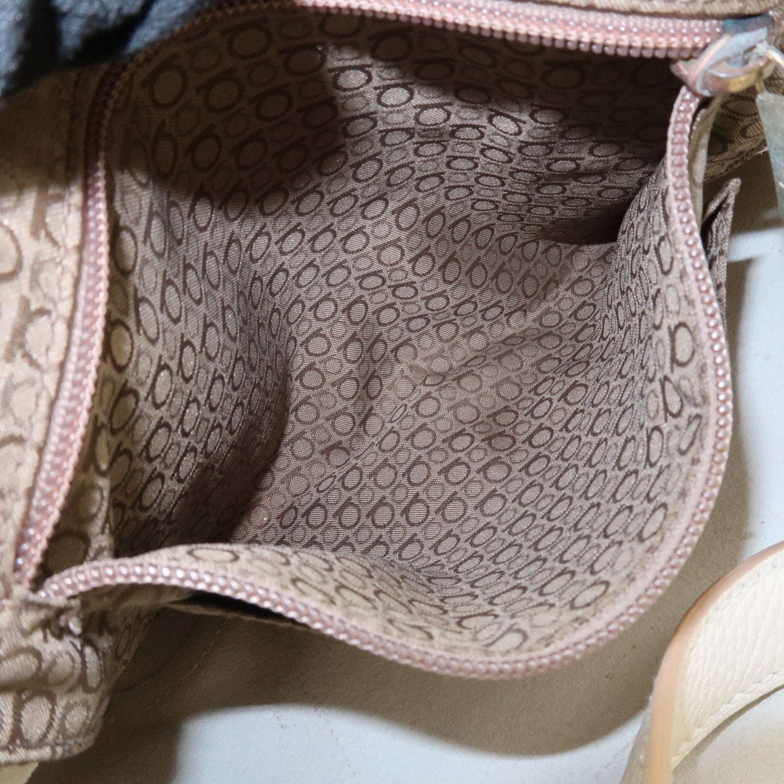 Ferragamo Gancini Logo Leather Shoulder Bag Hand Bag Ivory