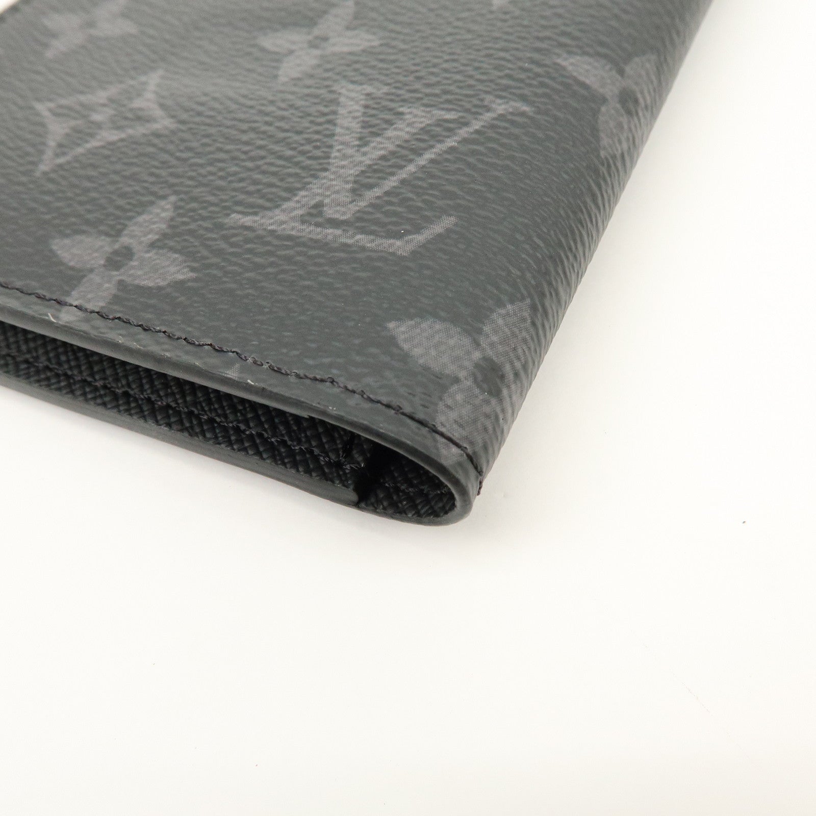Louis Vuitton Monogram Eclips Couverture de Passeport NM M64501