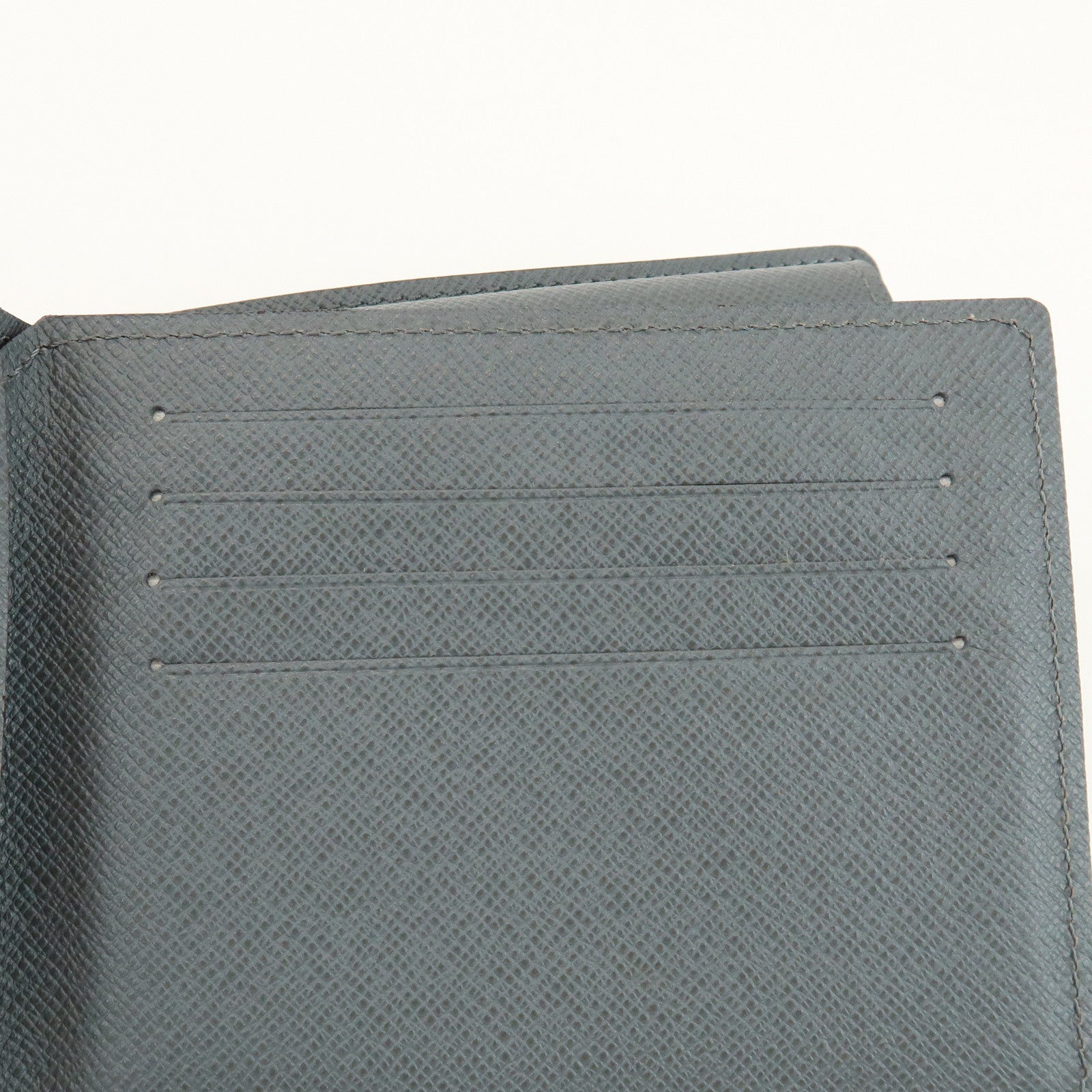 Louis Vuitton Taiga Portefeuille Florin Wallet Glacier Gray M32650