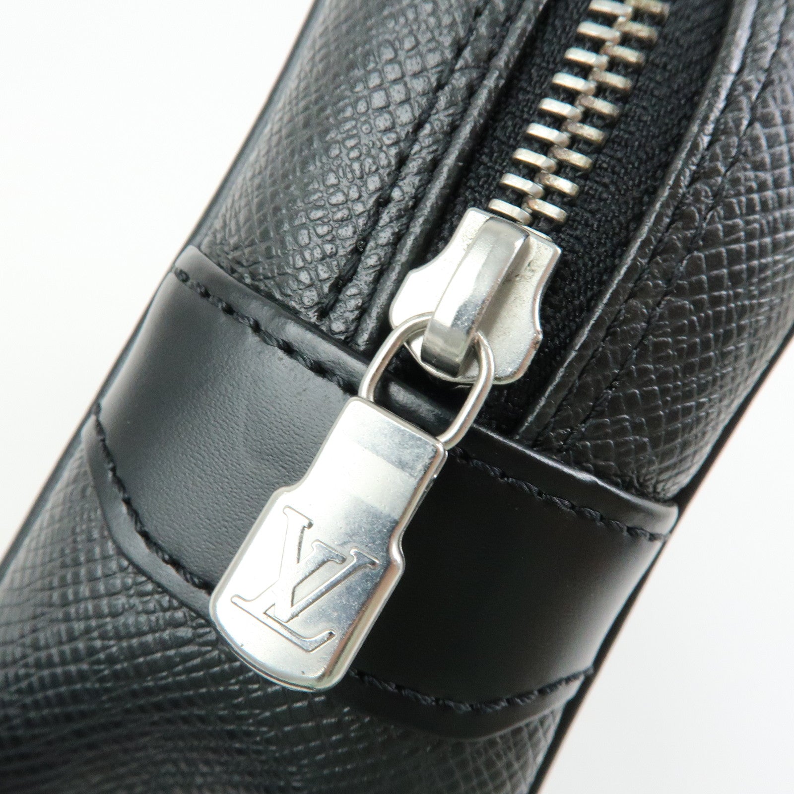 Louis Vuitton Taiga Leather Karga Clutch Bag Pouch Black M30812