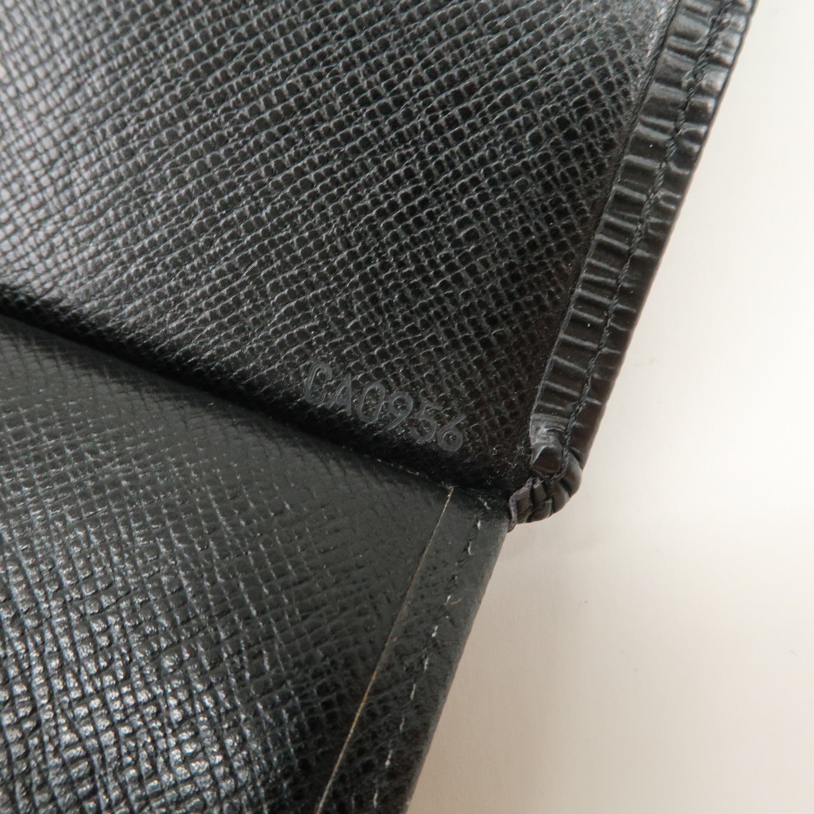 Louis Vuitton Epi Porte 12 Cartes Credit Card Case Noir M63472