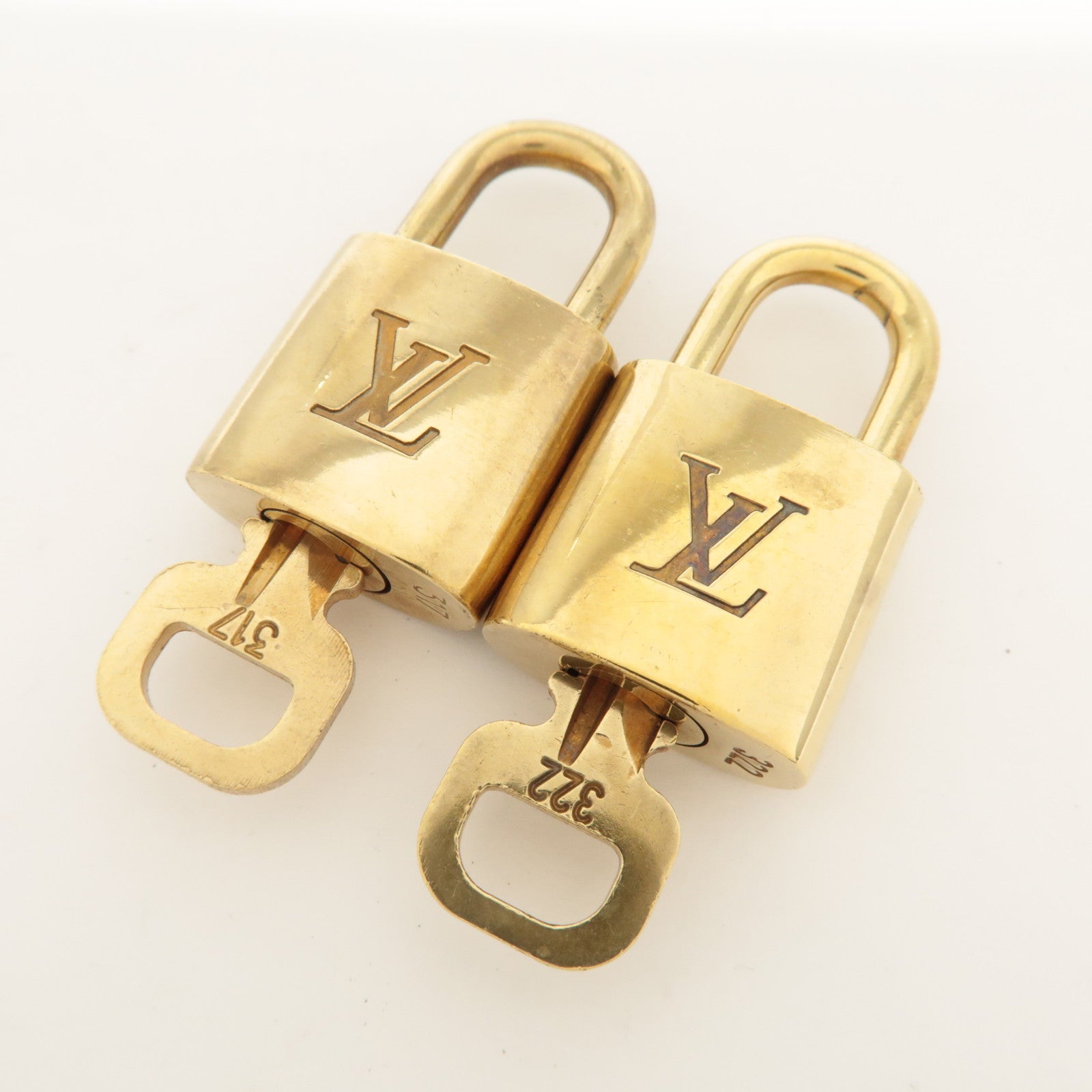 Louis Vuitton Set of 10 Lock & Key Cadena Key Lock Metal Gold Used Used