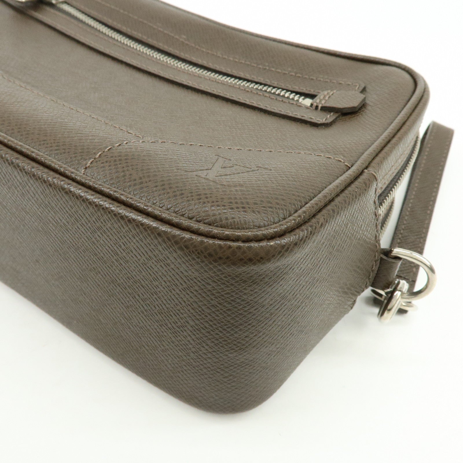 Louis Vuitton Taiga Neo Pavel Clultch Bag Grizzly M31148