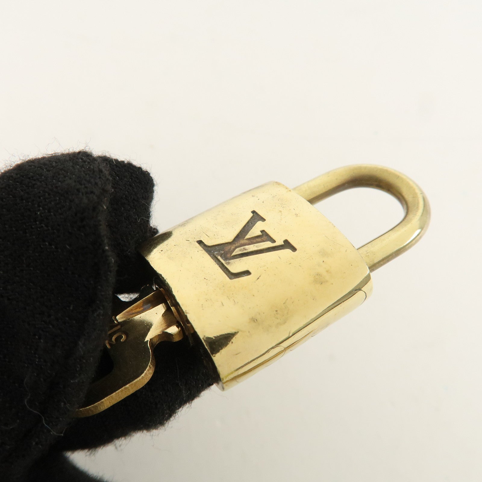 Louis Vuitton Set of 10 Lock & Key Cadena Key Lock Metal Gold Used