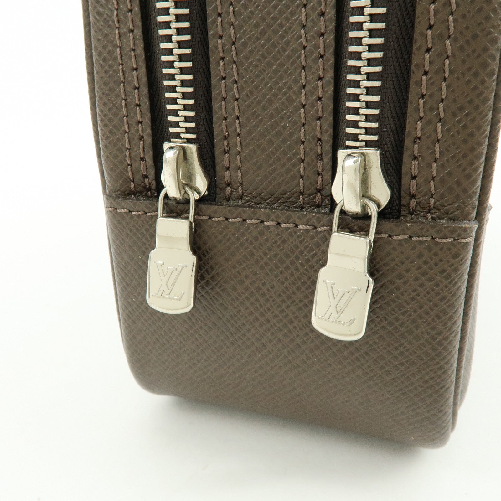 Louis Vuitton Taiga Neo Pavel Clultch Bag Grizzly M31148