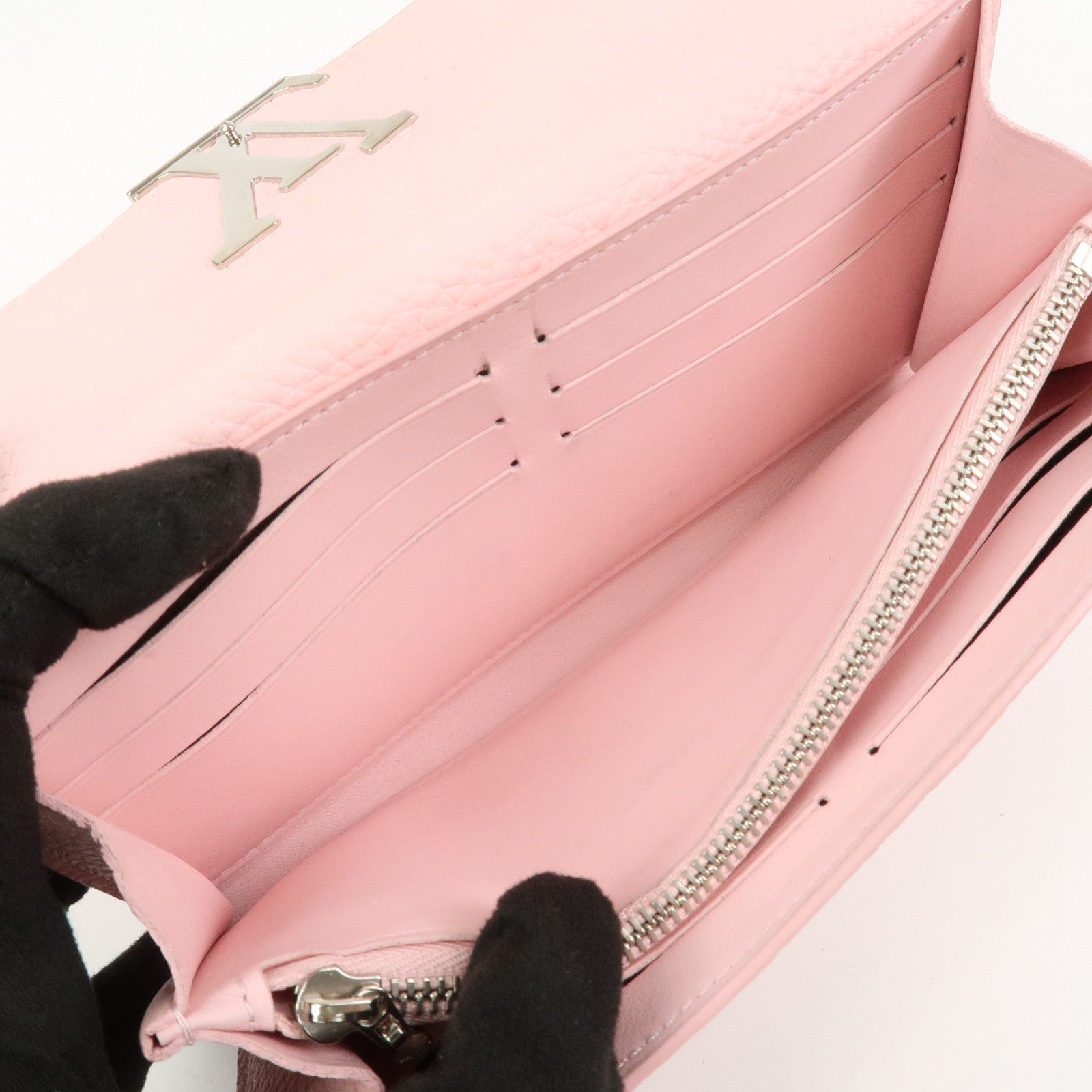 Louis Vuitton Taurillon Portefeuille Capucines Wallet M61250
