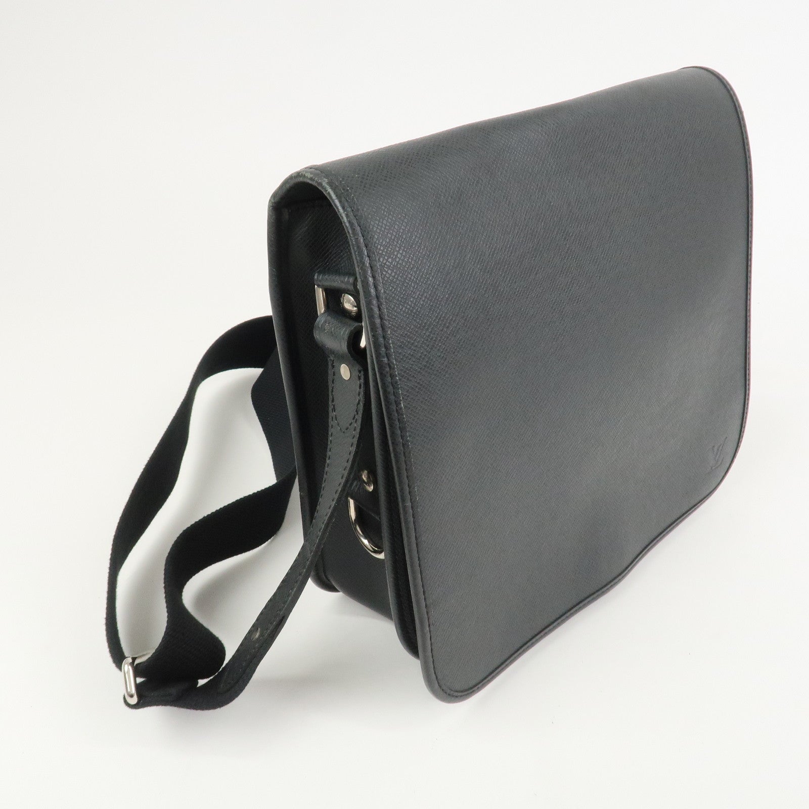 Louis Vuitton Taiga Andrei Shoulder Bag Ardoise M32482