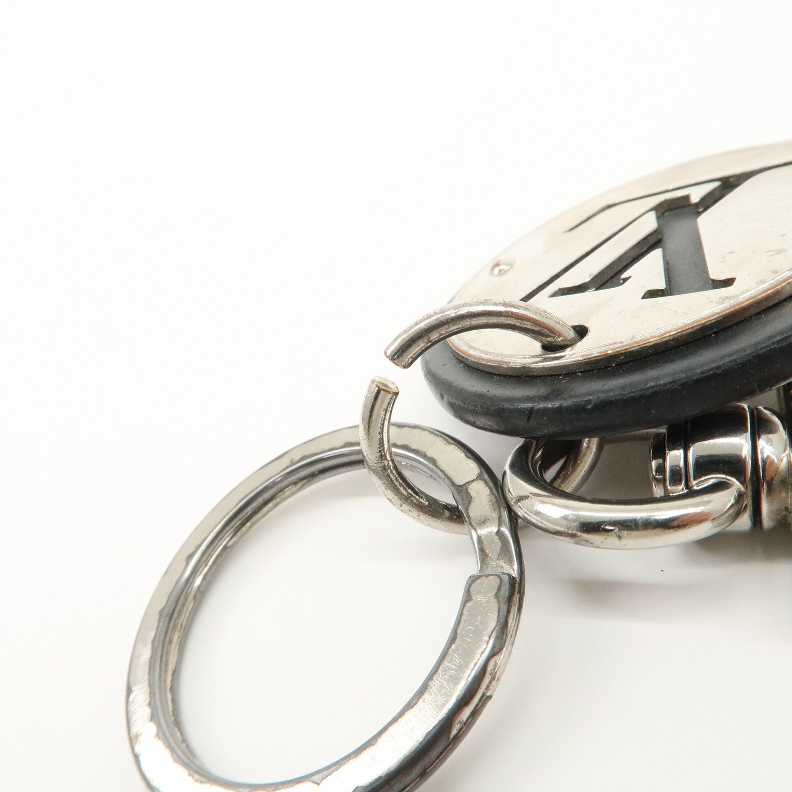 Louis Vuitton Porte Cles LV Circle Key Ring Black Silver M67362