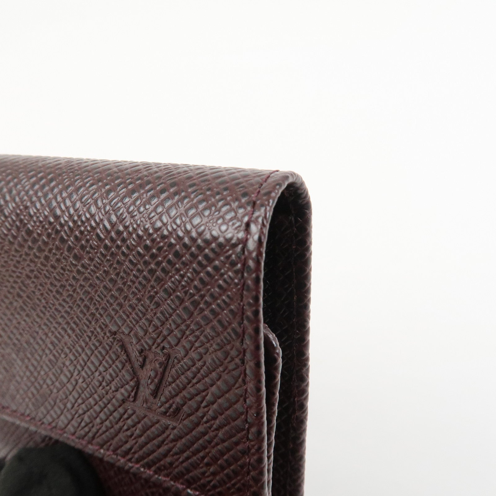 Louis Vuitton Taiga Leather Multiclés 6 Key Case Acajou M30536