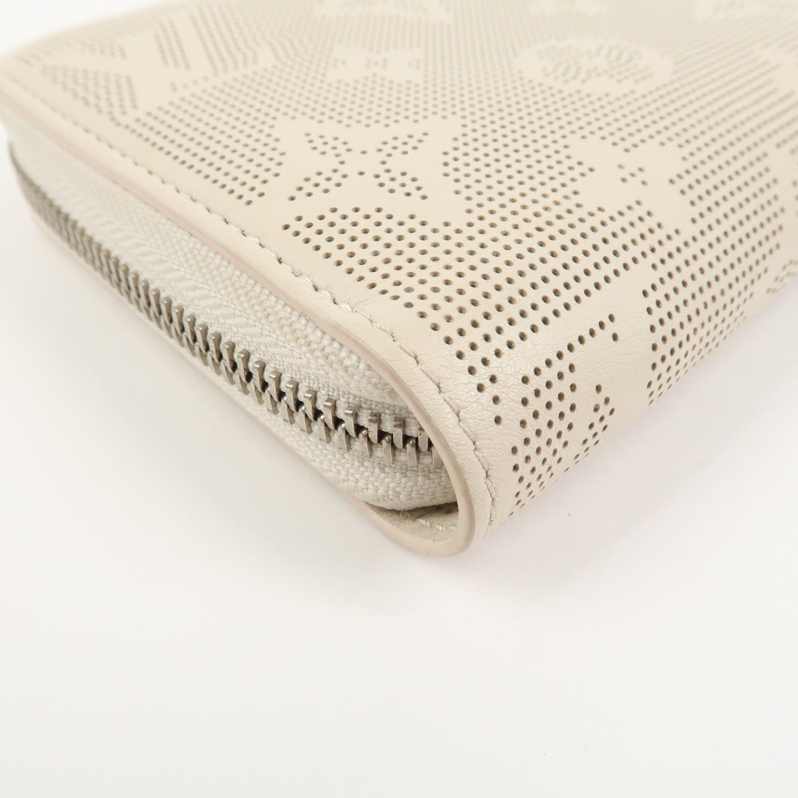 Louis Vuitton Monogram Mahina Reverse Round Zippy Wallet M83029