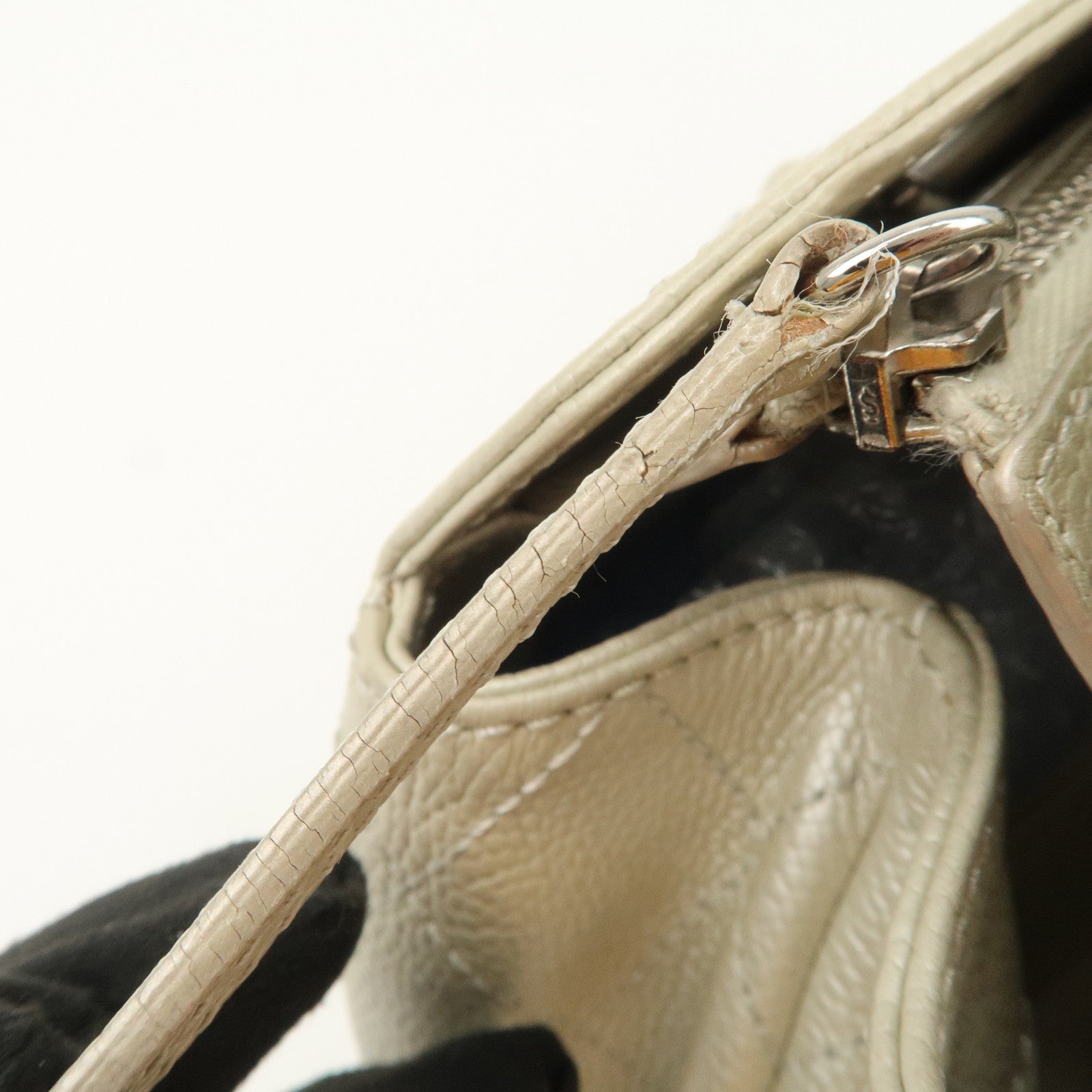 CHANEL Logo Caviarskin Chain Shoulder Bag White Silver HDW