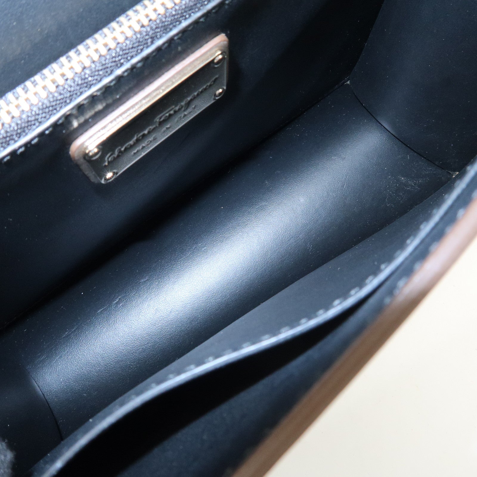 Ferragamo Vara Leather Ribbon Studs Shoulder Bag Greige Used