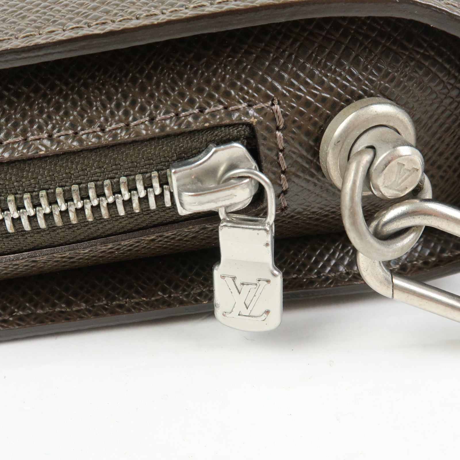 Louis Vuitton Taiga Organizer de Poche Clutch Bag Grizzly M30183