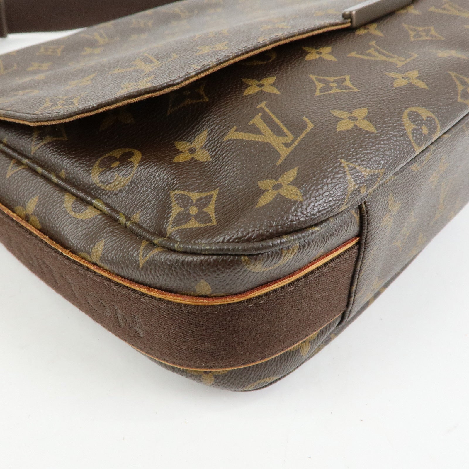 Louis Vuitton Monogram Messenger MM Beaubourg Crossbody Bag M97038