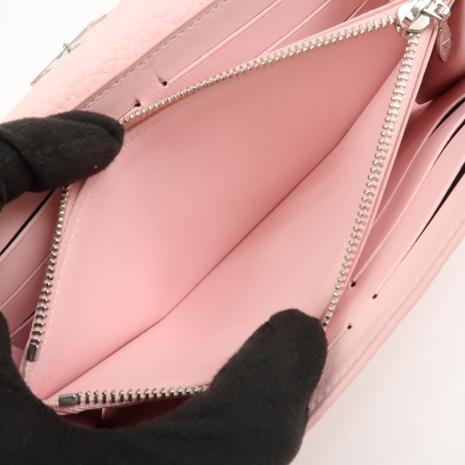Louis Vuitton Taurillon Portefeuille Capucines Wallet M61250