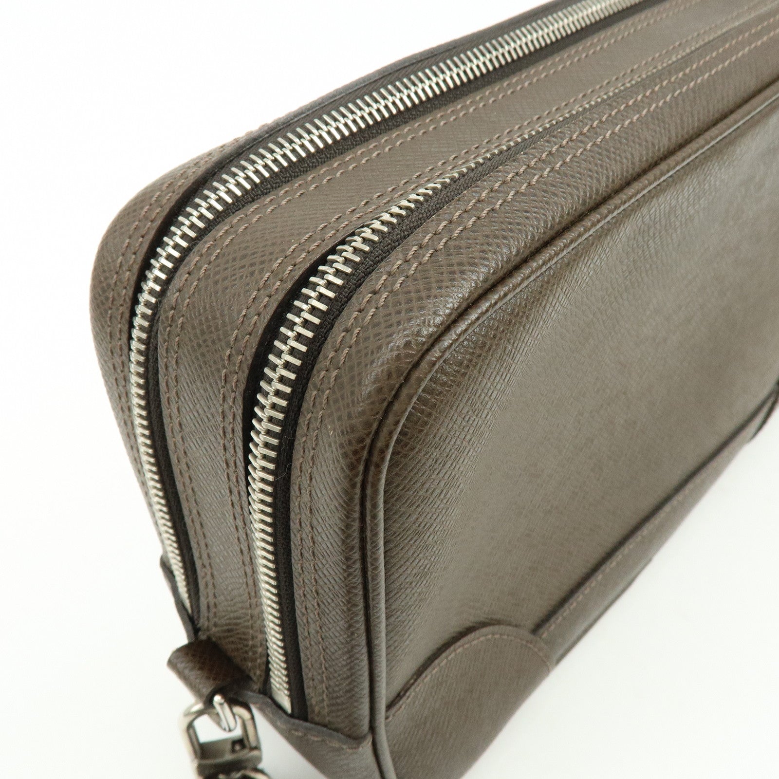 Louis Vuitton Taiga Neo Pavel Clultch Bag Grizzly M31148