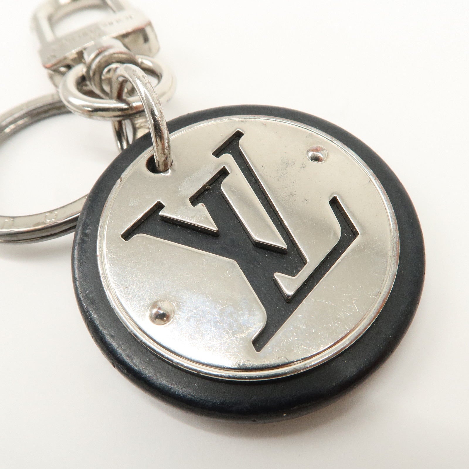 Louis Vuitton Porte Cles LV Circle Key Ring Black Silver M67362