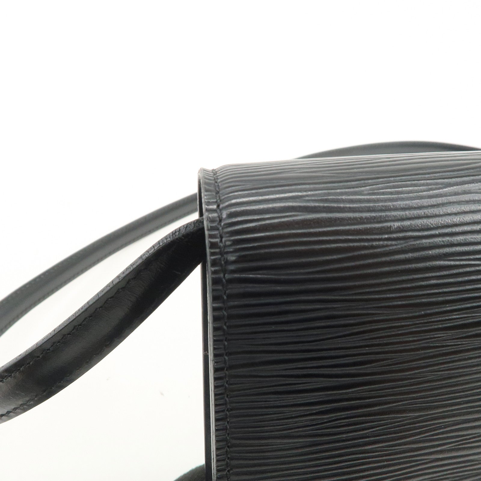 Louis Vuitton Epi Leather Arche Shoulder Crossbody Bag Noir M52572