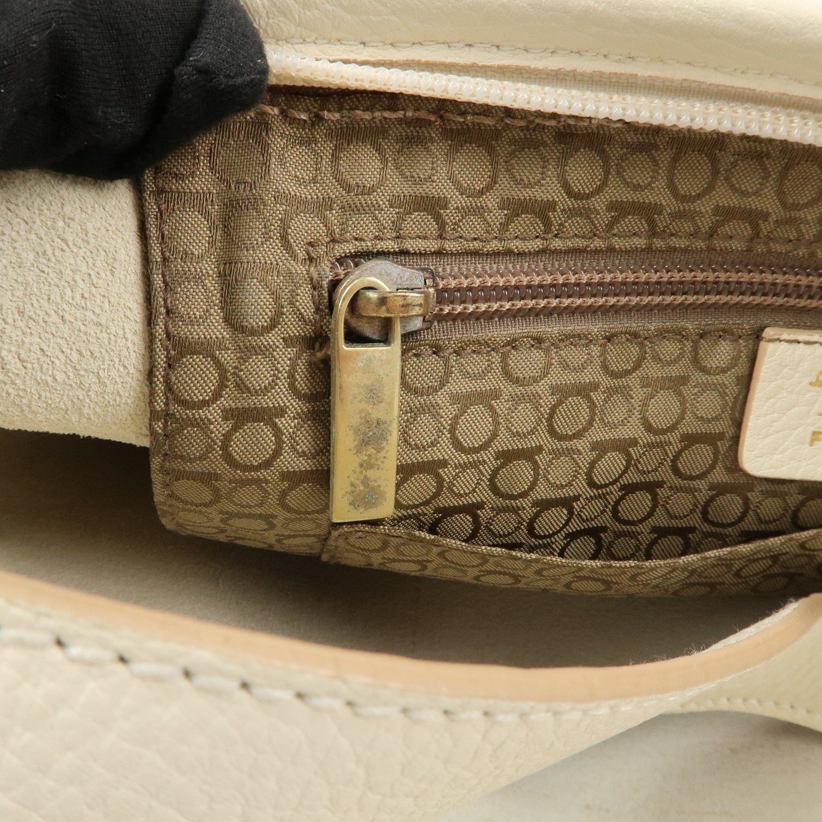 Ferragamo Gancini Logo Leather Shoulder Bag Hand Bag Ivory