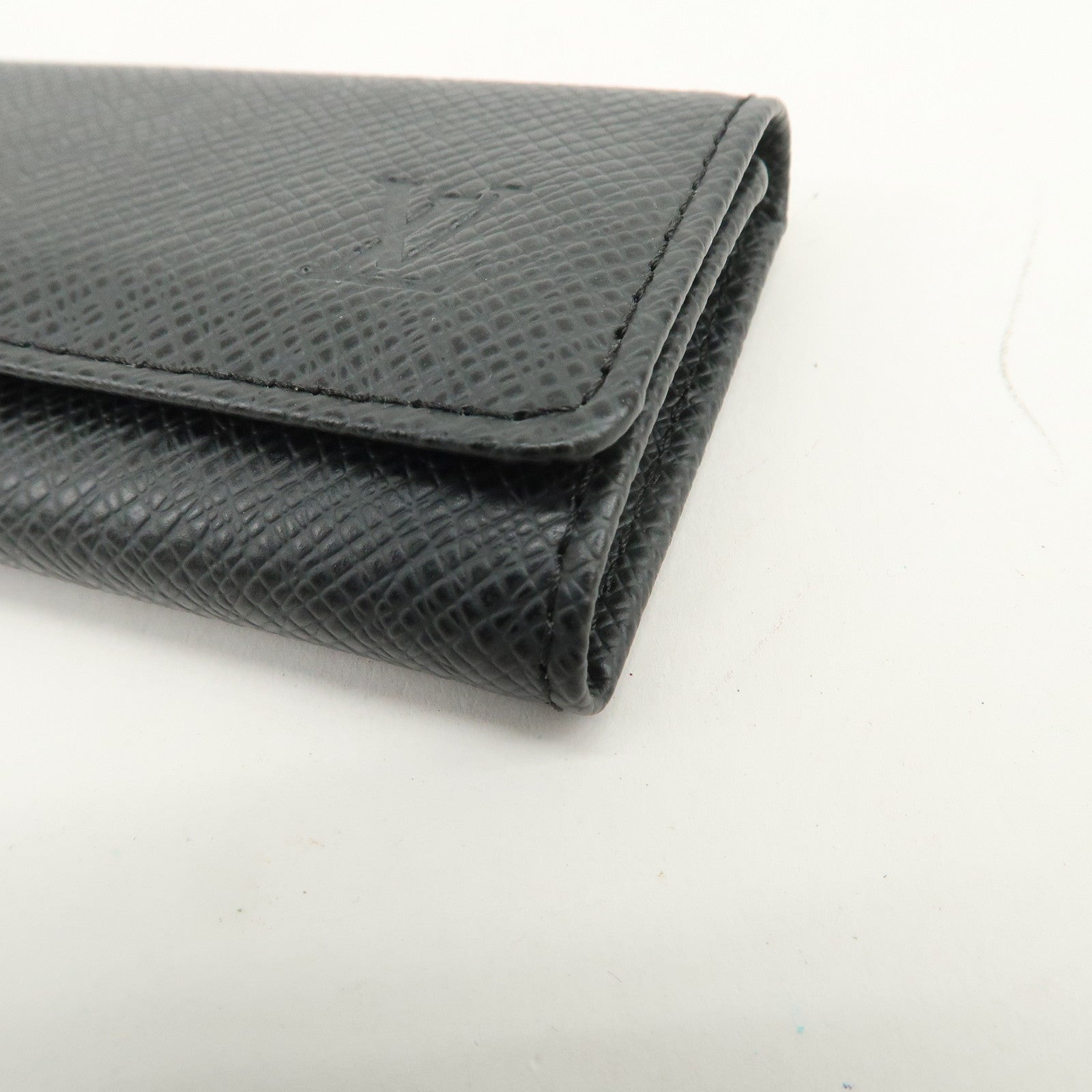 Louis Vuitton Taiga Leather Multiclés 4 Key Case Ardoise M30522