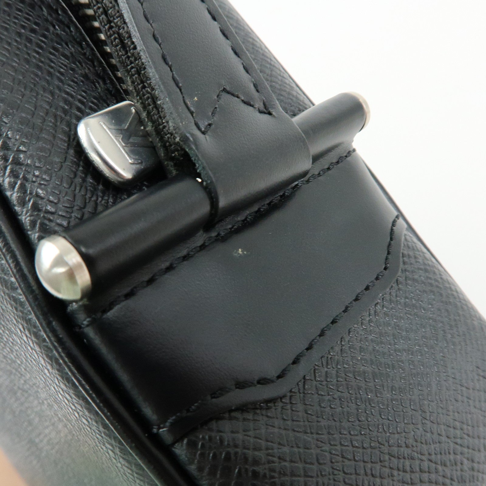 Louis Vuitton Taiga Leather Karga Clutch Bag Pouch Black M30812