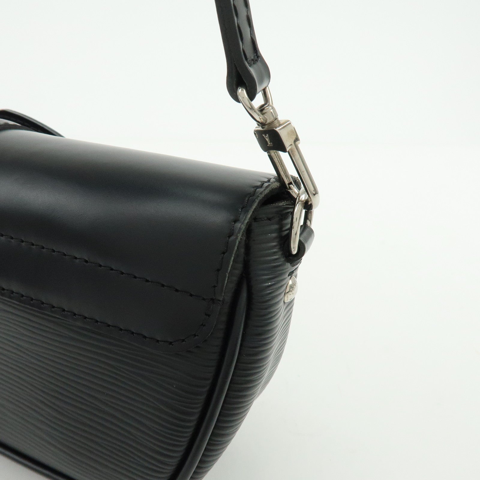 Louis Vuitton Epi Pochette Montaigne Shoulder Bag Noir M59292