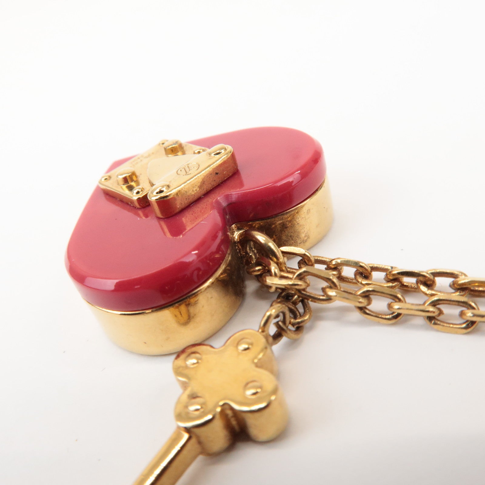 Louis Vuitton Pandentif Lock Me Necklace Metal Regsin Gold M66516