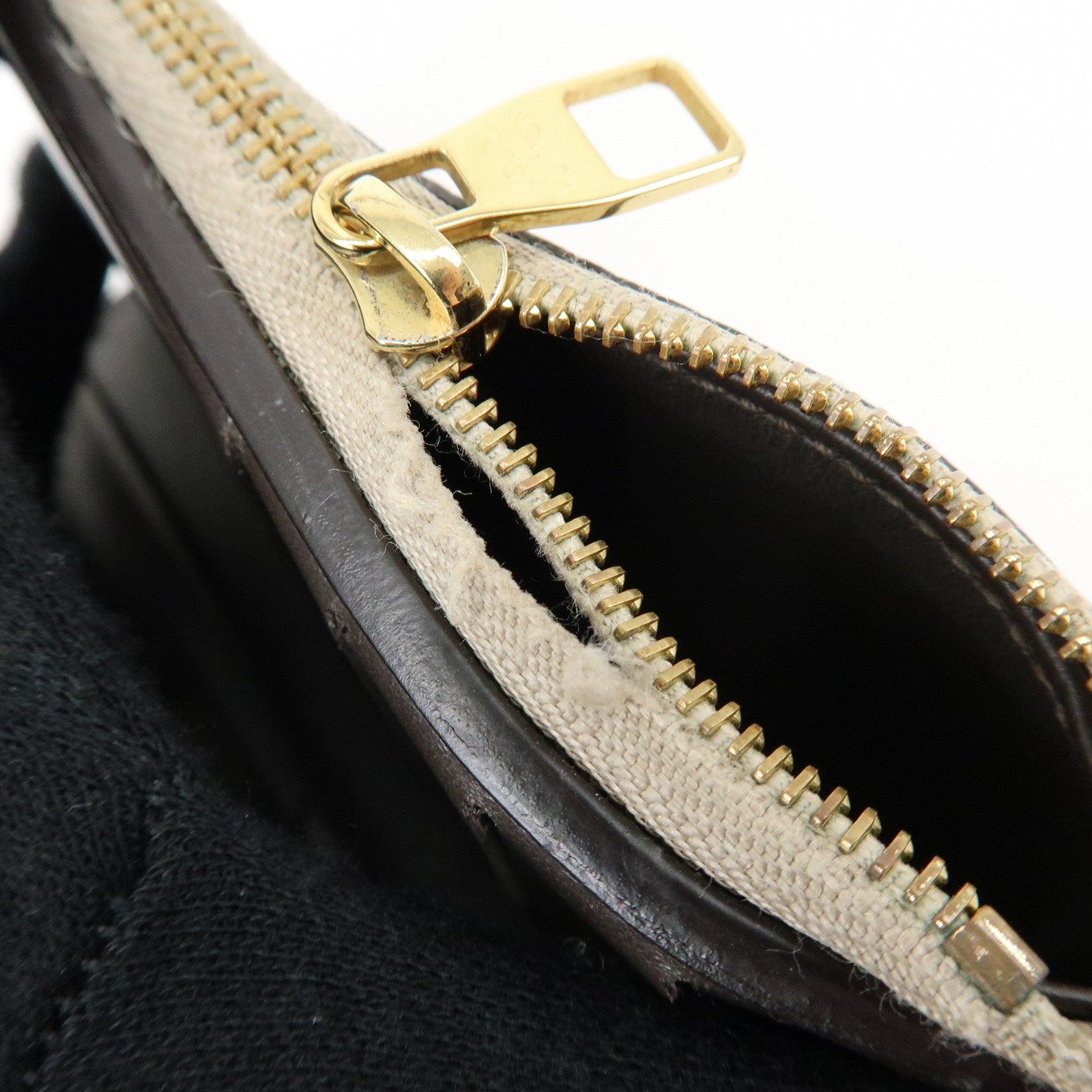 Louis Vuitton Portefeuille Capucines Leather Compact Wallet M62159