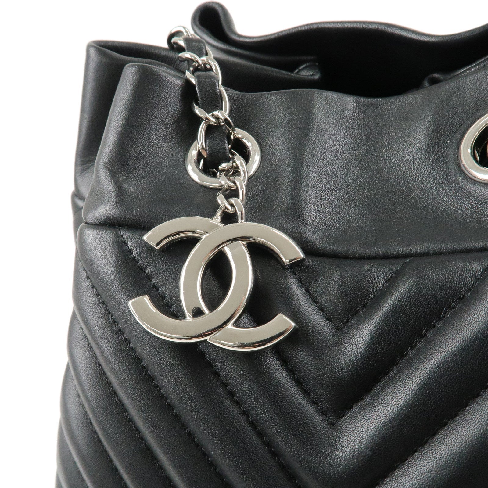 CHANEL Matelasse V Stich Calf Leather Chain Shoulder Bag Black A91135 Used