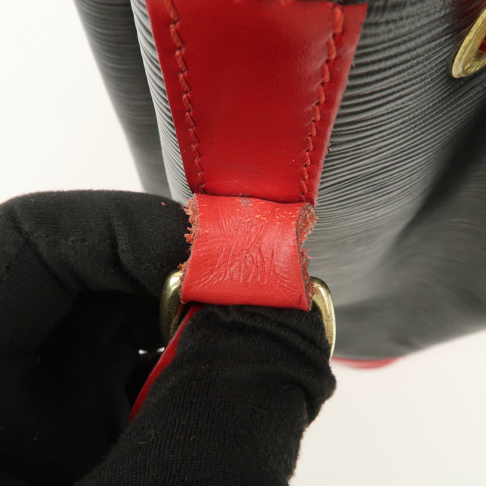 Louis Vuitton Epi Noe Shoulder Bag Noir Castilian Red M44017