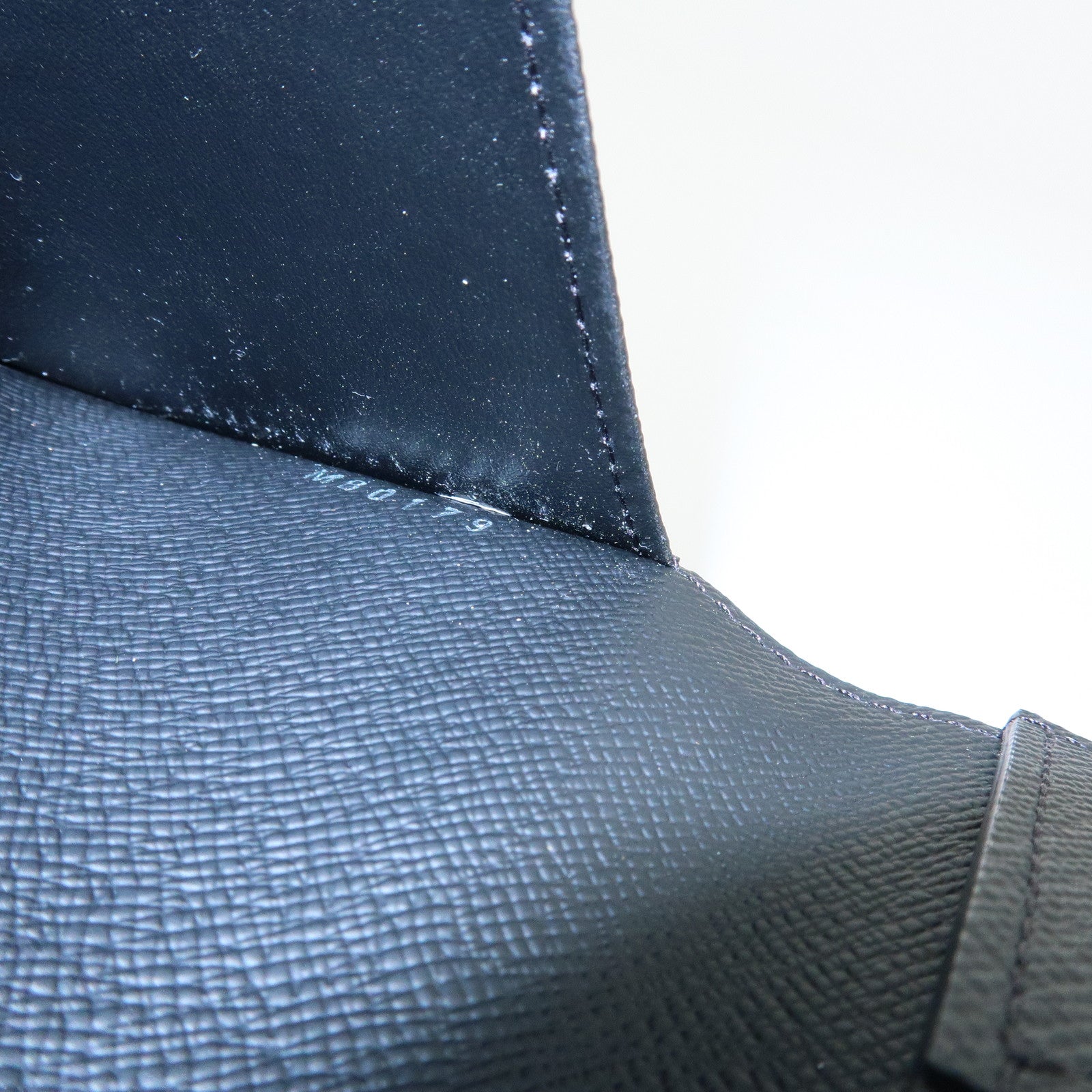 Louis Vuitton Taiga Leather Couverture Passeport NM Ardoise M64596