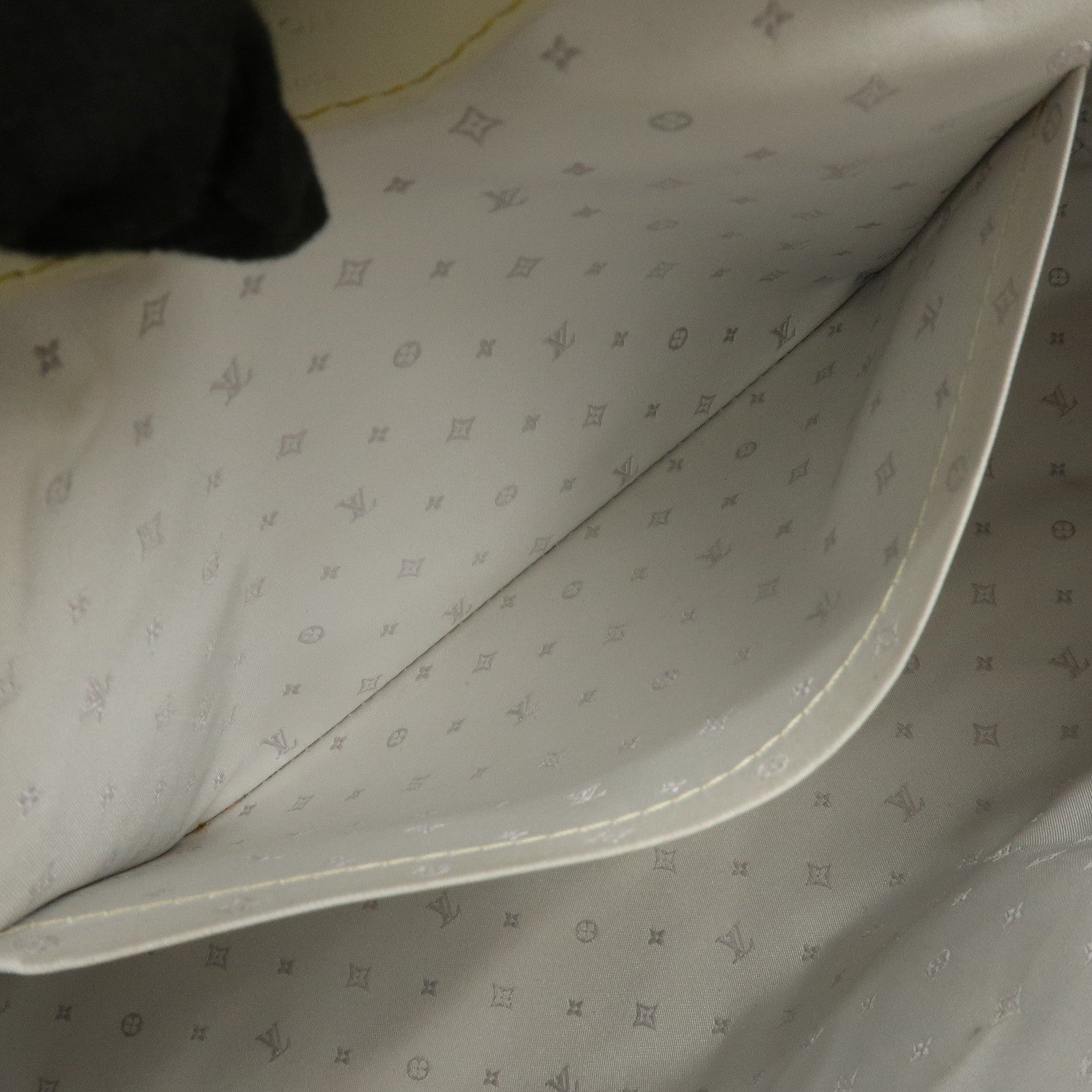 Louis Vuitton Suhali L’Essentiel Leather Shoulder Bag Bronc M95845