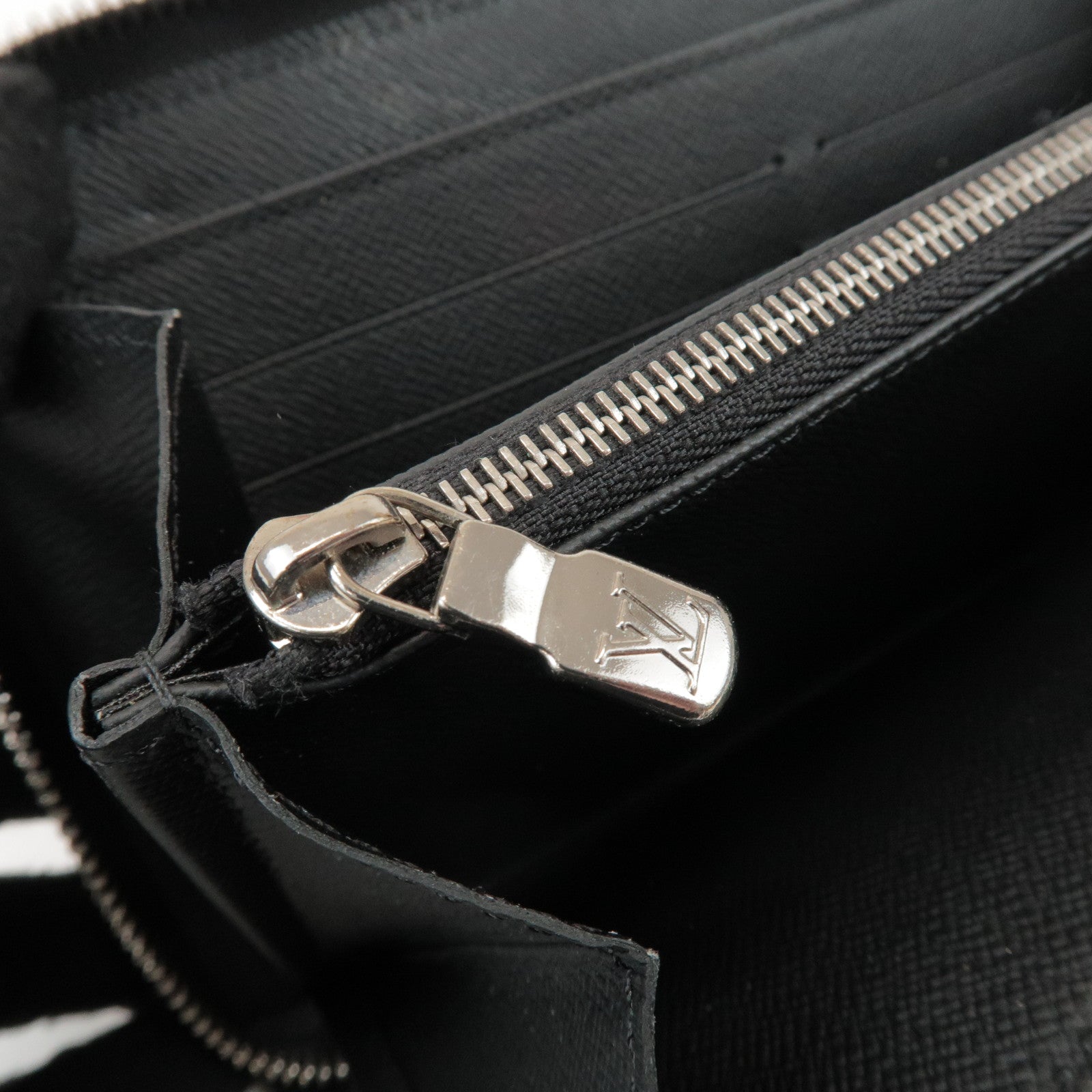 Louis Vuitton Taiga Zippy Organizer NM Long Wallet Noir M30056