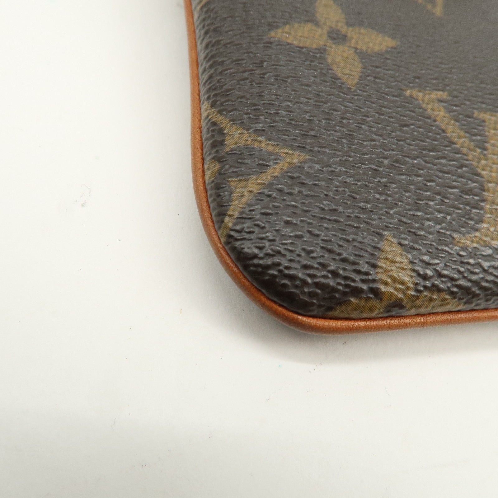 Louis Vuitton Monogram Etui Telefonne MM Brown M66546