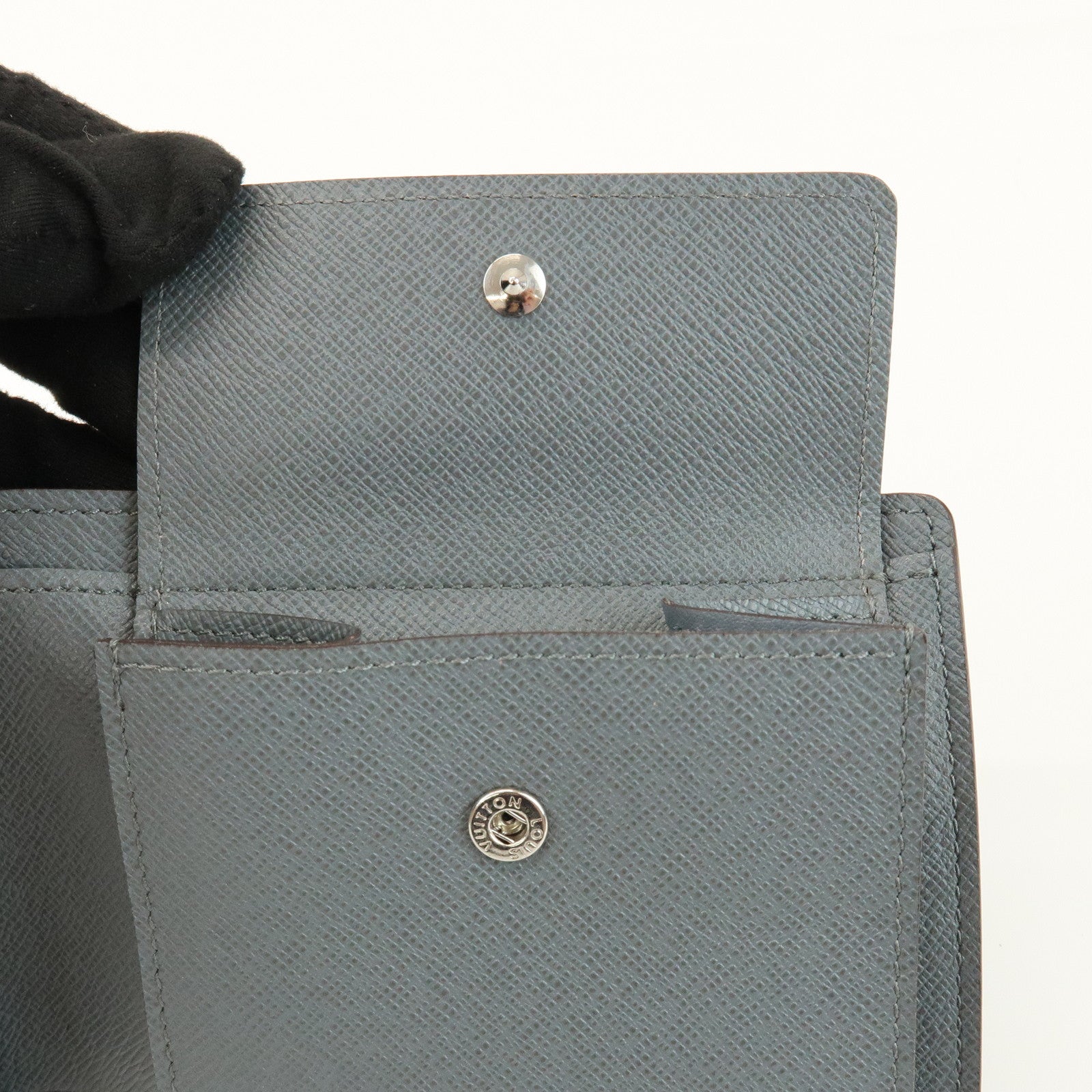 Louis Vuitton Taiga Portefeuille Florin Wallet Glacier Gray M32650