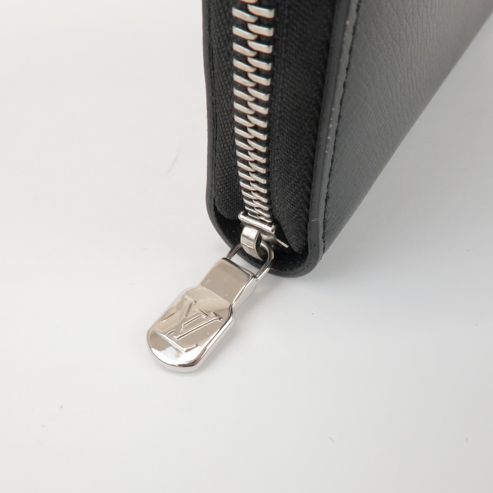 Louis Vuitton Taiga Zippy Organizer NM Long Wallet Noir M30056