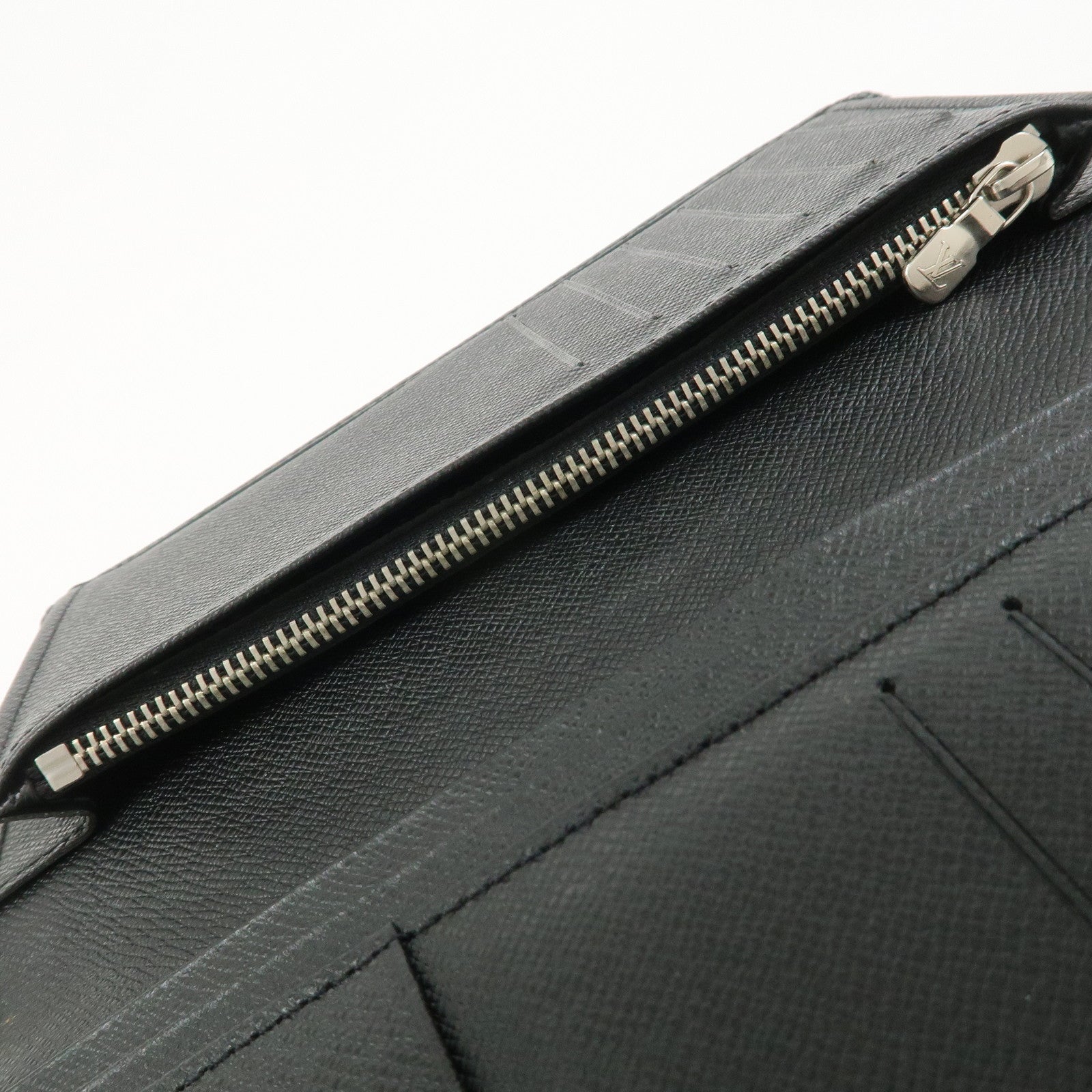 Louis Vuitton Taiga Portefeuille Brazza Bi-fold Long Wallet M30501