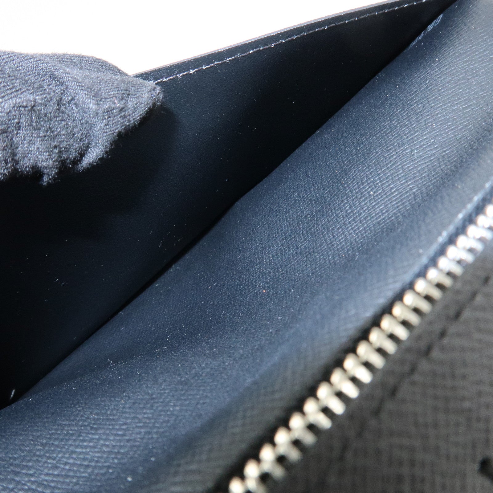 Louis Vuitton Taiga Portefeuille Brazza Bi-fold Long Wallet M30501