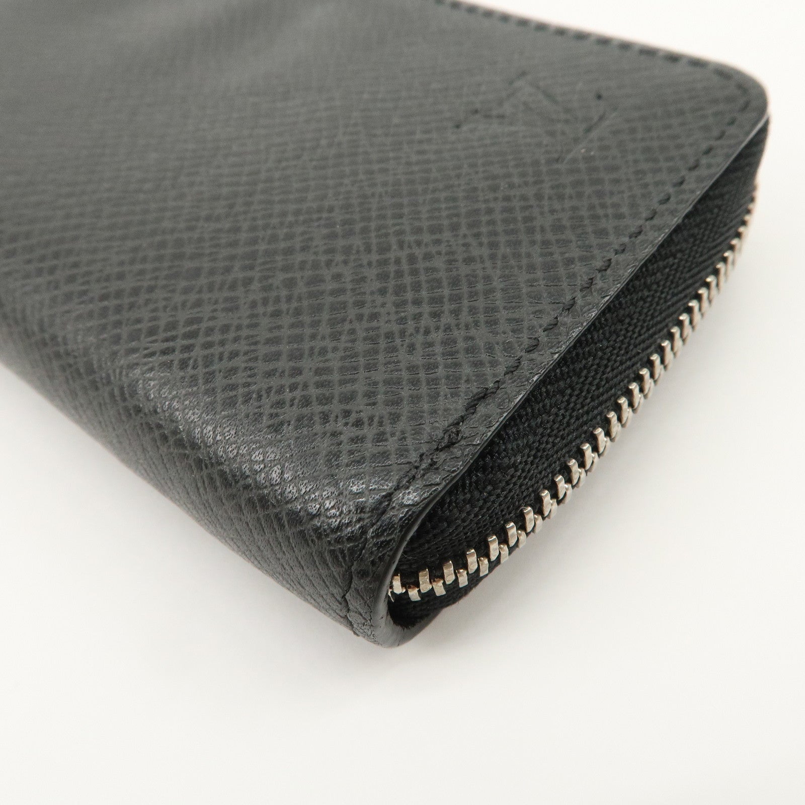 Louis Vuitton Taiga Zippy Coin Purse Coin Case Noir M30511