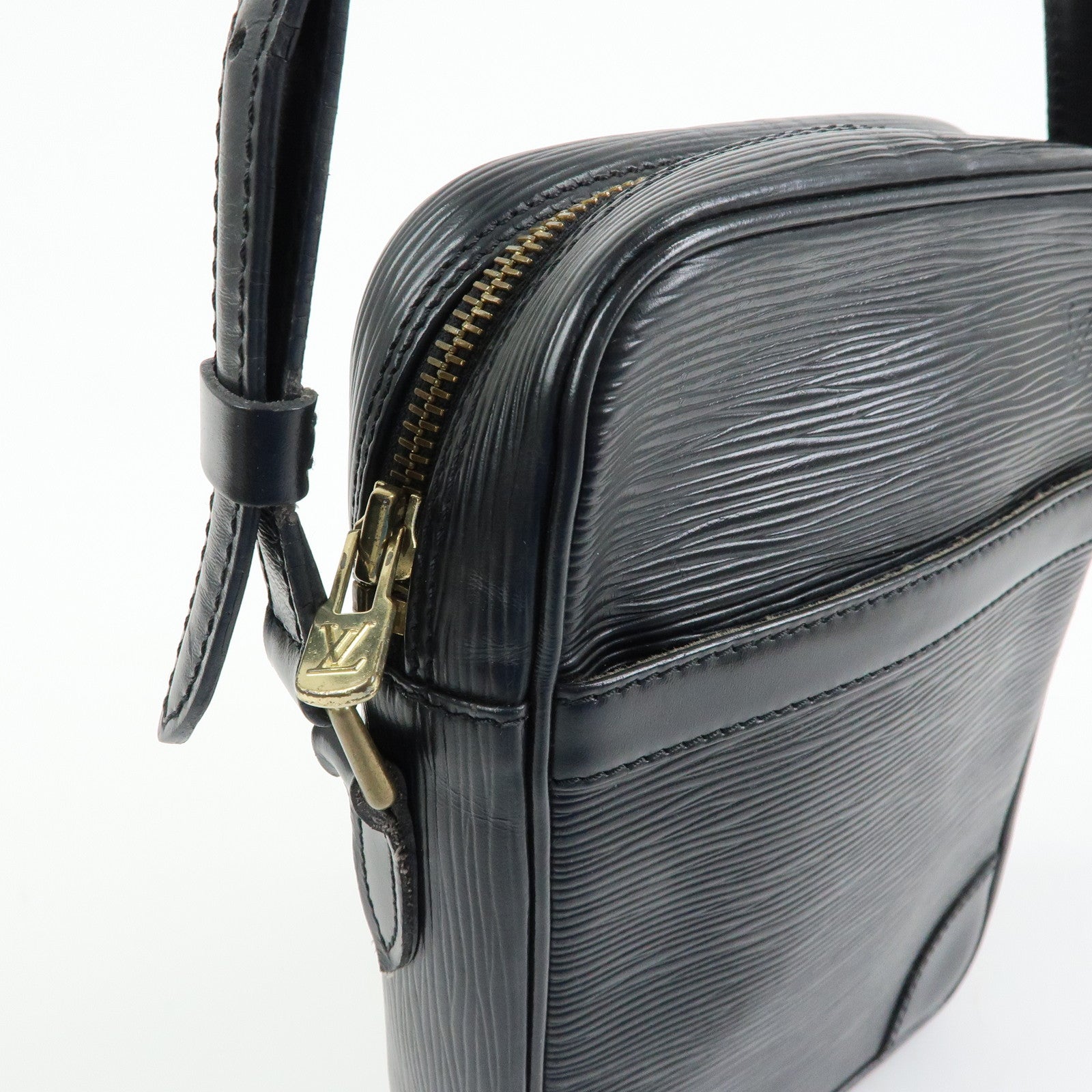 Louis Vuitton Epi Danube Shoulder Bag Crossbody Bag Noir M45632