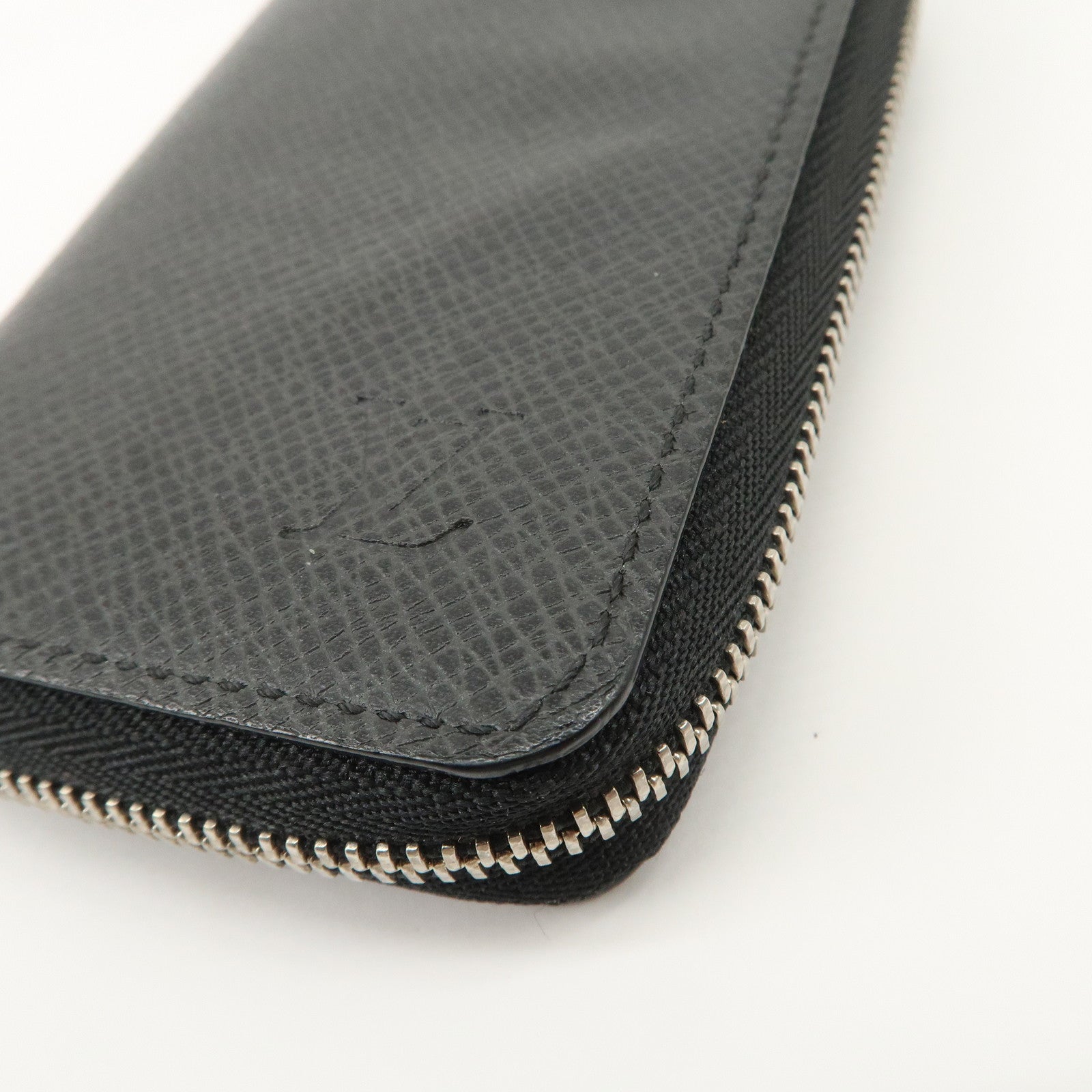 Louis Vuitton Taiga Zippy Coin Purse Coin Case Noir M30511