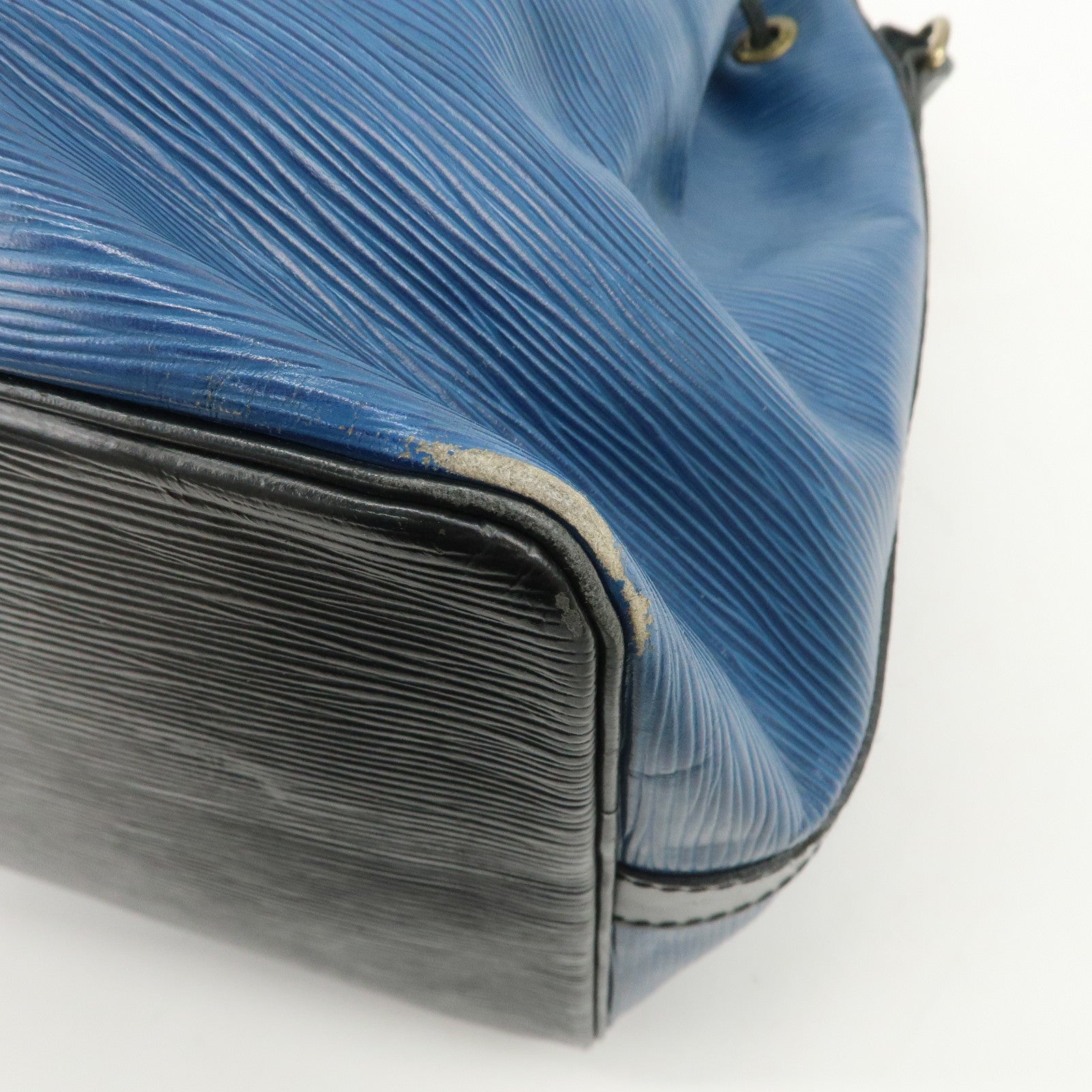 Louis Vuitton Epi Petit Noe Bi-color Shoulder Bag Noir Blue M44152