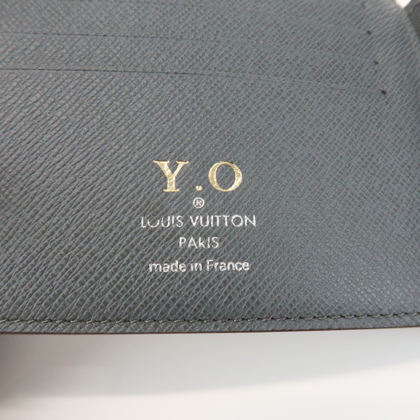 Louis Vuitton Taiga Portefeuille Florin Wallet Glacier Gray M32650