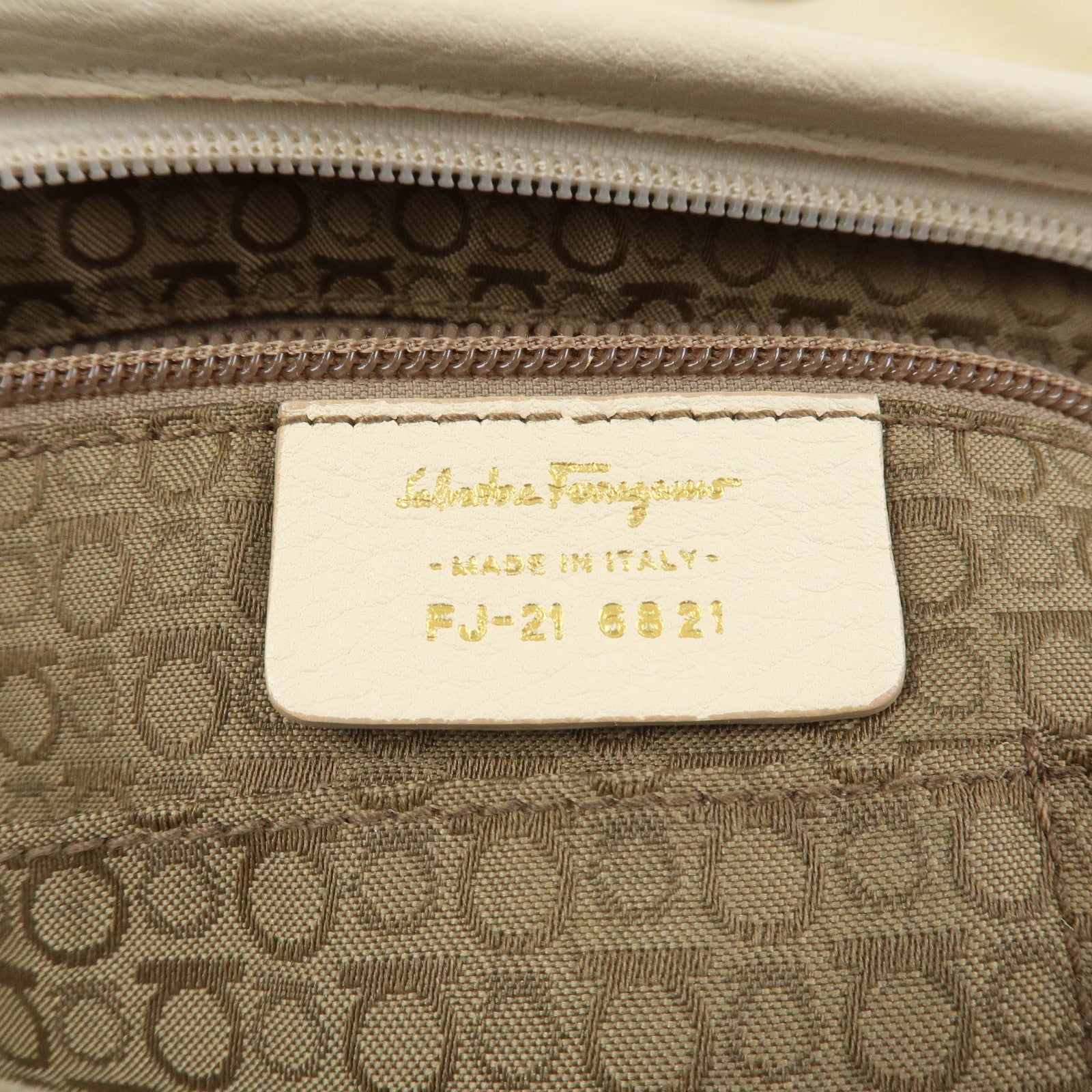 Ferragamo Gancini Logo Leather Shoulder Bag Hand Bag Ivory