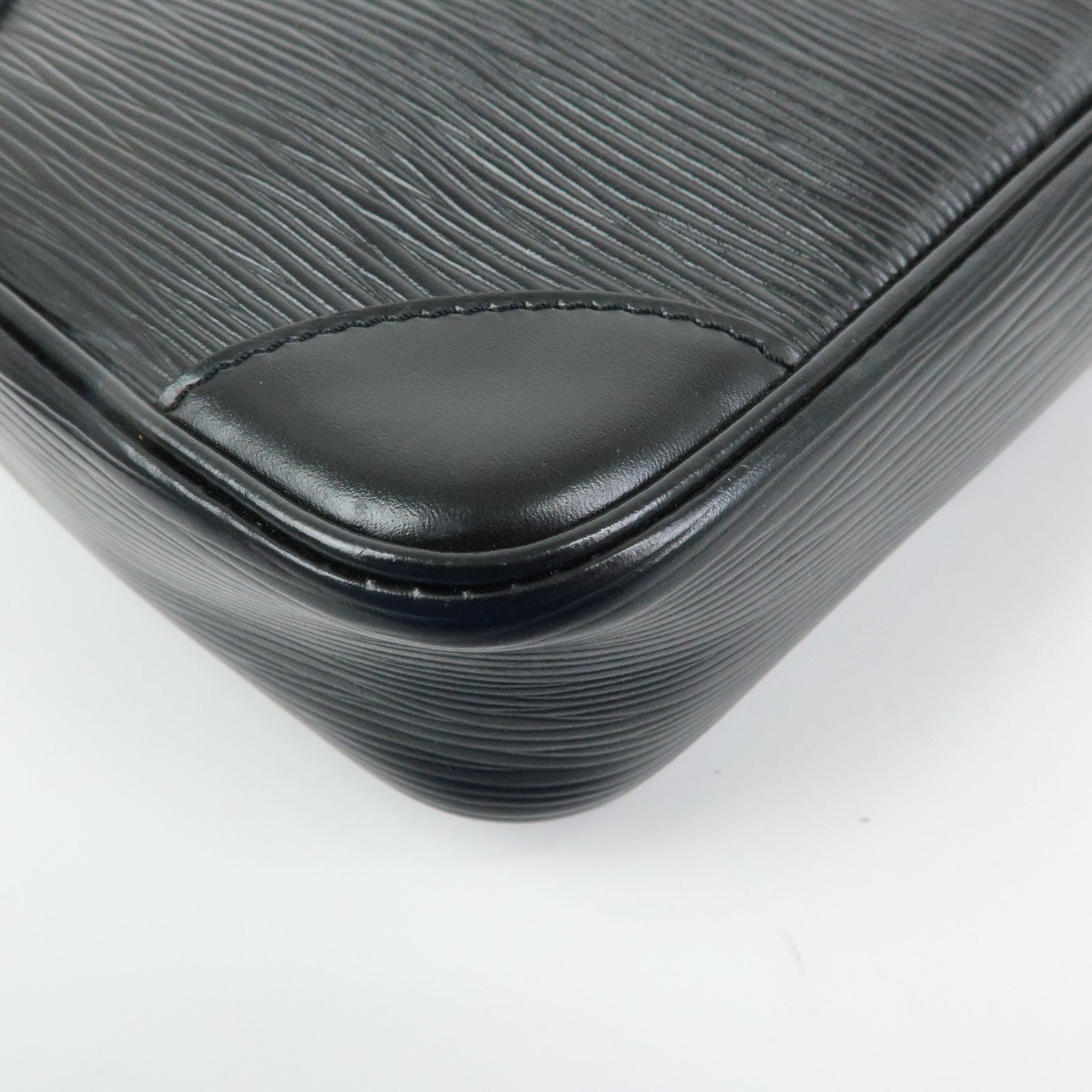 Louis Vuitton Epi Danube Shoulder Bag Crossbody Bag Noir M45632